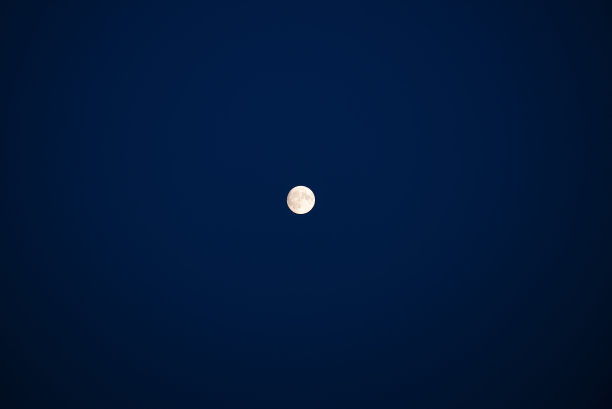 蓝天上一轮小满月图片下载