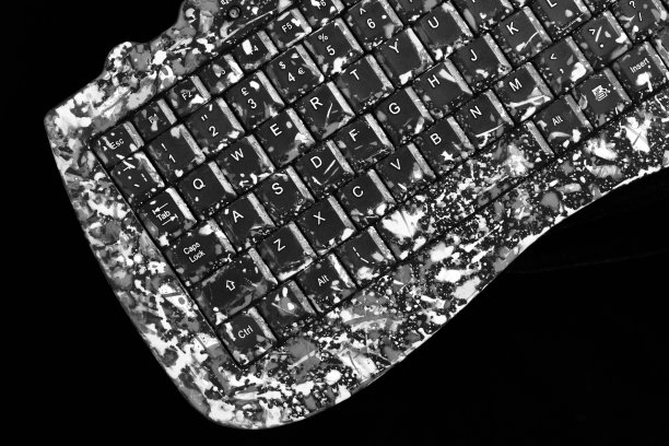 黑色电脑键盘上的黑色孤立背景与拷贝空间。图片下载