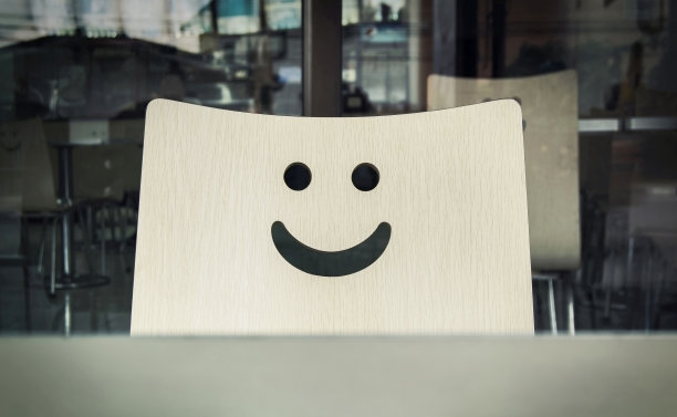 街对面的微笑椅。图片下载