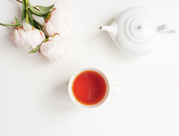 上面是淡粉色的牡丹和茶壶图片下载