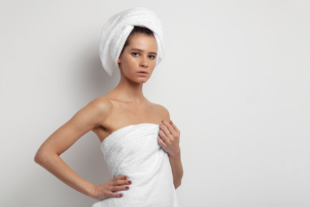 有魅力的女性，头上戴着白色的毛巾图片下载