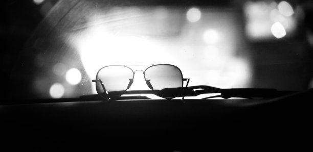 孤立的太阳镜在汽车仪表板上保留了独特的黑白照片图片下载