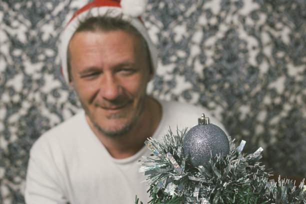 快乐的成年人戴着圣诞帽庆祝新年图片下载