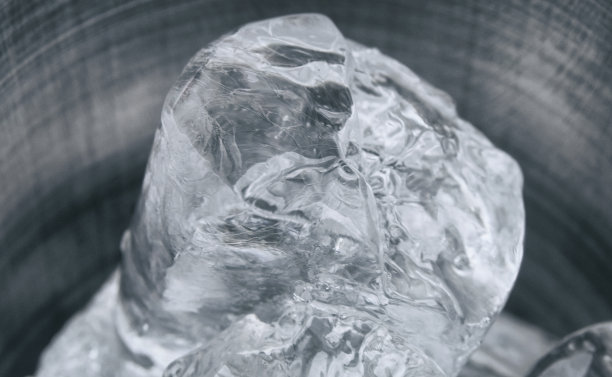 锡杯里的一块冰图片下载