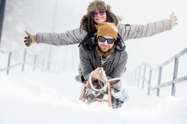 一对漂亮的夫妇拉着雪橇图片下载