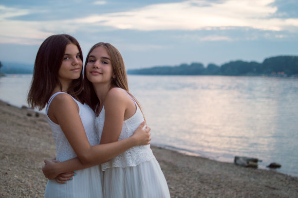 海滩上一对漂亮的双胞胎少女素材图片