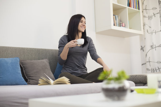 年轻女子喝咖啡图片下载