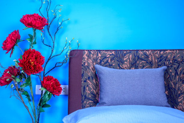 床头板、彩色人造花花瓶的现代卧室装饰图片下载