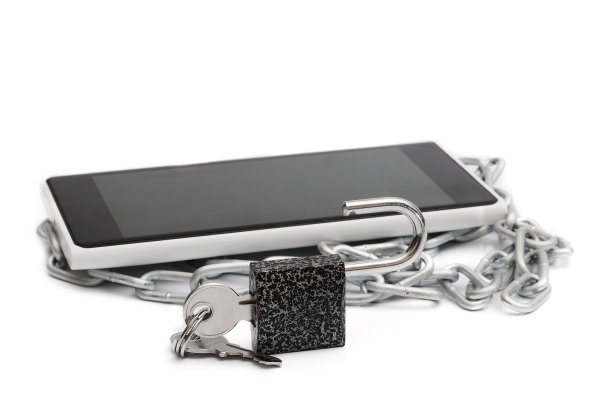 智能手机上的链和解锁挂锁，隔离在白色背景图片下载