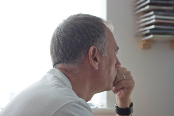 学习中的长者图片下载