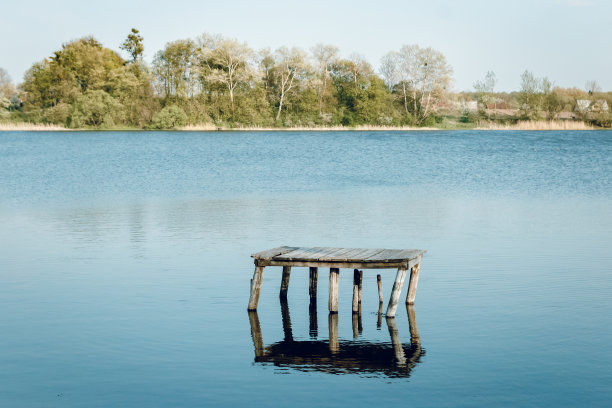 湖上寂寞的桥。图片下载