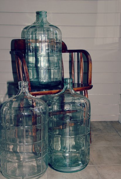 瓶子和旧椅子图片下载