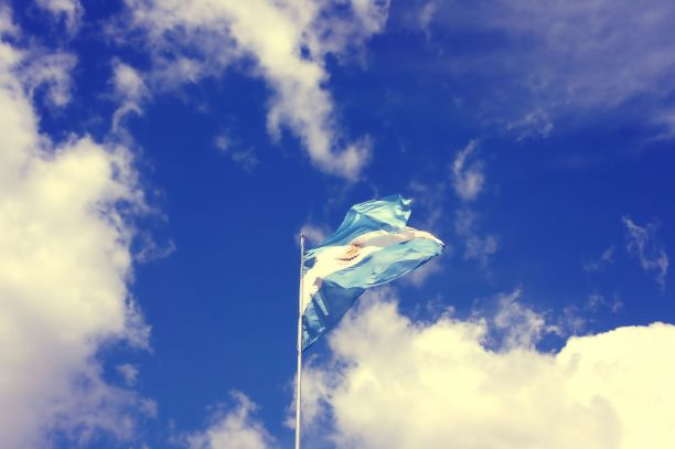 Argentiva旗。多云的天空。图片下载