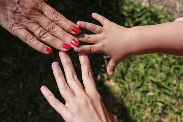 家庭的三手:儿子、母亲和祖母。图片下载