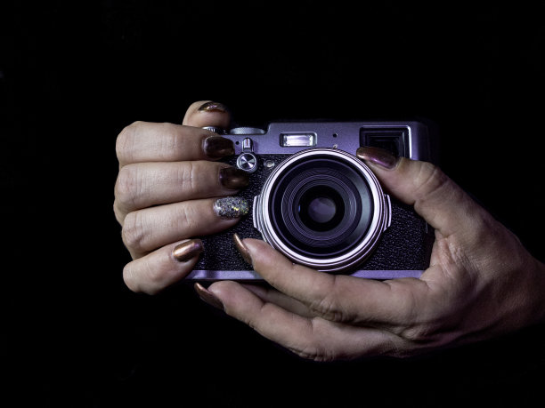 经典的外观在黑暗的背景相机手中图片下载