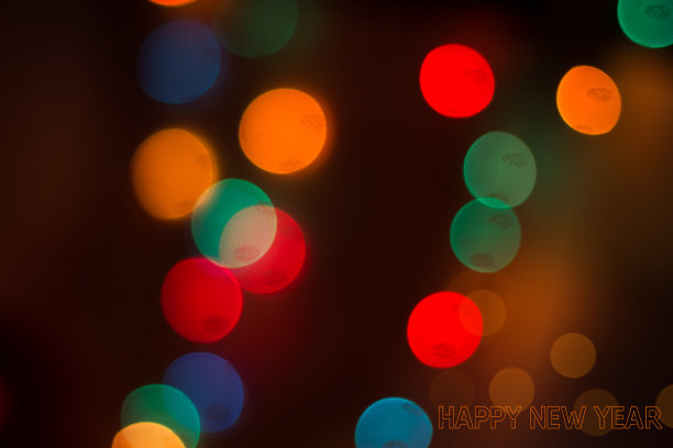 以黑色背景为背景的花环上的散景。新年快乐。明信片新年快乐。散景圣诞花环图片下载