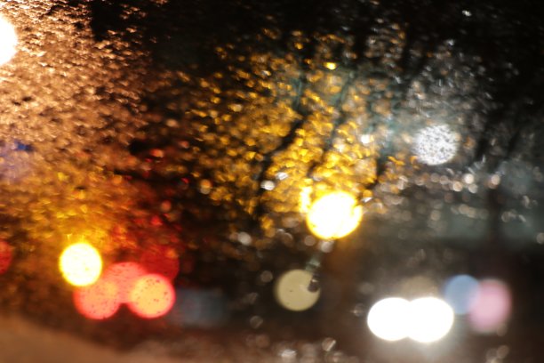 灯光和雨图片下载