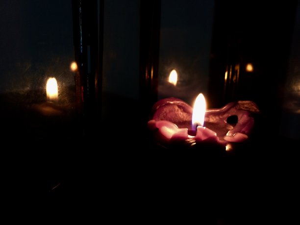 黑暗中的蜡烛图片下载