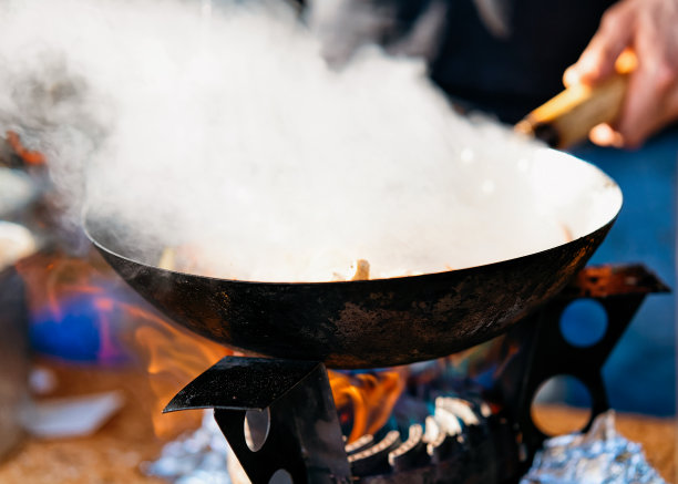 在锅中搅拌食物图片下载