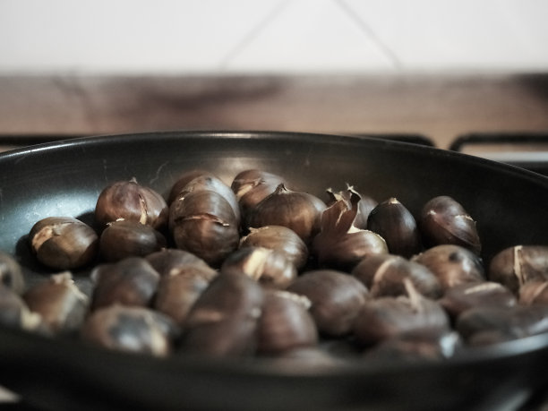 用火在平底锅上煮栗子图片下载
