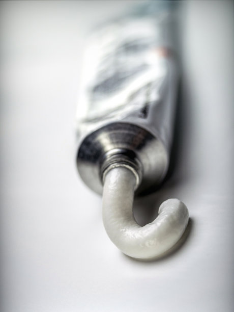 乳脂管孤立在白色背景上图片下载