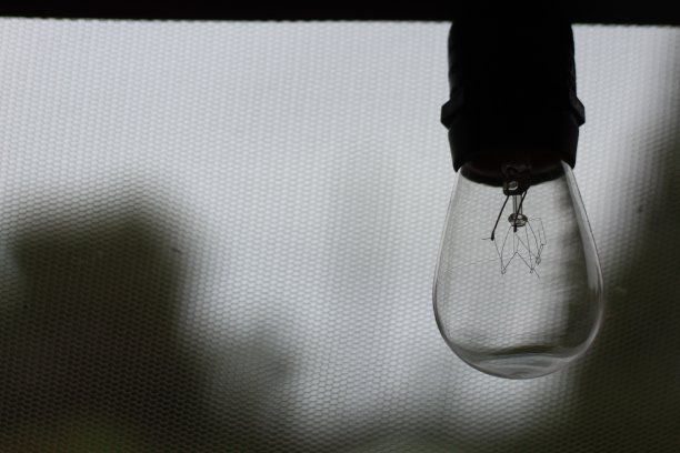一个死去的灯泡。图片下载