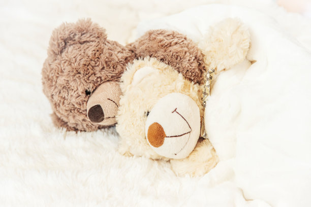 孩子们的玩具睡在毯子下面。副本的空间。有选择性的重点。图片下载