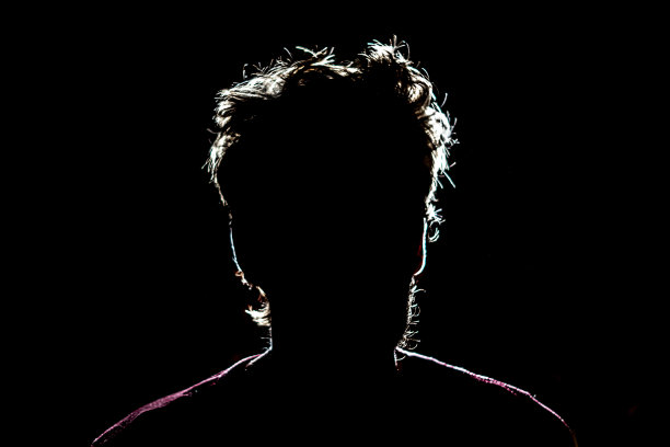 剪影的人的头在黑色的背景与亮线路轮廓f图片下载