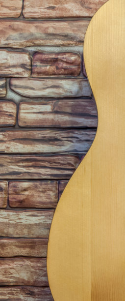 砖墙边放着吉他的一部分。侧视图。图片下载