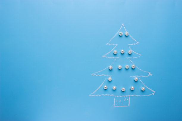 圣诞树以蓝色为背景图片下载