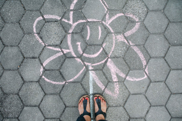 《站在街头绘画旁的女人》的底层图片下载