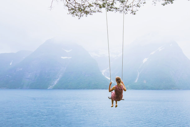 幸福，梦想和灵感的概念，荡秋千的女孩素材图片