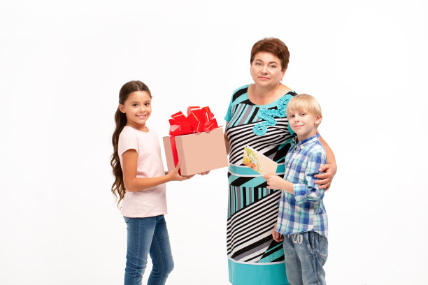 祖母和她的孙子在交换礼物图片下载