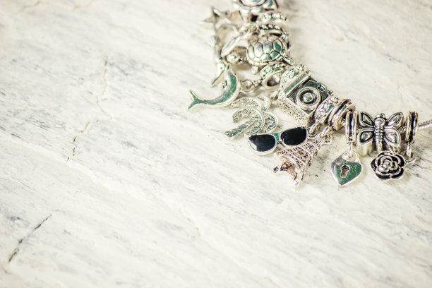 与魅力手镯。有选择性的重点。美丽和时尚。图片下载