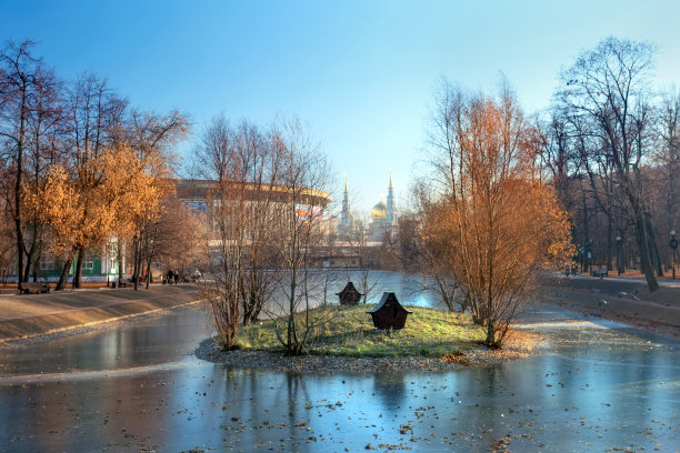 秋季景观，池塘上第一次结了冰。城市公园图片下载
