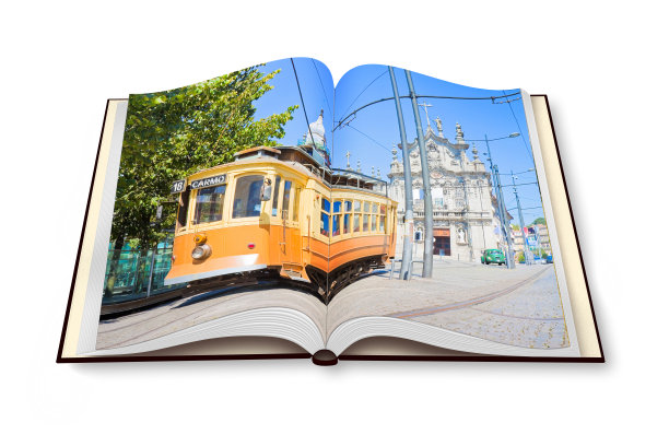 打开图册，展示了波尔图-(波尔图-葡萄牙-欧洲)的历史交通，背景是“Igreja do Carmo e Carmelitas”教堂，我是3D渲染中使用的图像的版权所有者图片下载