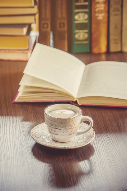 早上好，在工作的办公室喝杯咖啡，抽根烟。有选择性的重点。图片下载