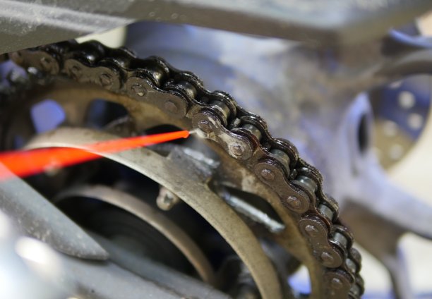 摩托车链条用喷油器近距离润滑图片下载