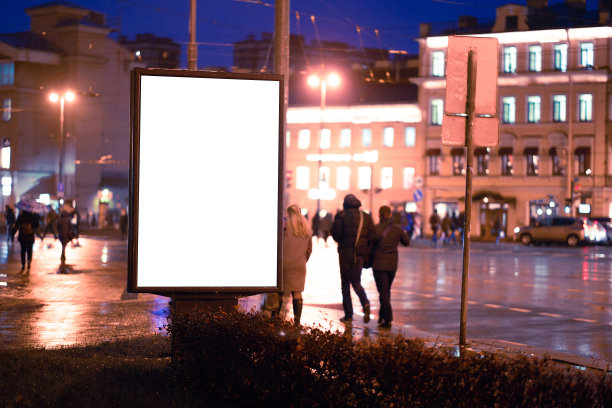 广告牌广告，夜城，在夜城中发光。模型与白色领域的广告。人们在街上散步的背景。图片下载