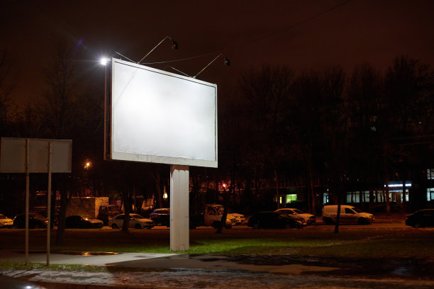 晚上被灯笼照亮的广告牌。用白盒子做广告。建立在达罗尼附近的城市。光明和明亮的图片下载