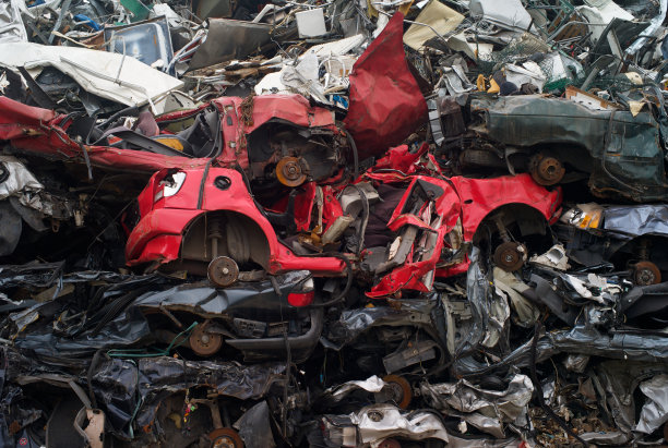 报废的红色汽车在回收场图片下载