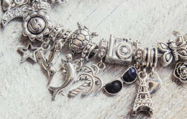 与魅力手镯。有选择性的重点。美丽和时尚。图片下载