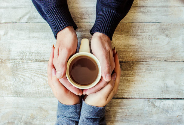 情人手中的早餐饮品。有选择性的重点。图片下载