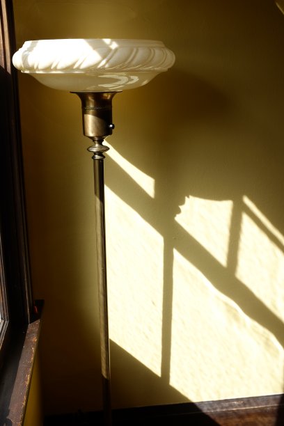 灯投下阴影图片下载