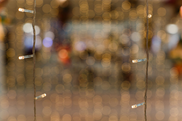 窗帘上的仙女彩灯在圣诞装饰购物中心的艺术抽象照片图片下载