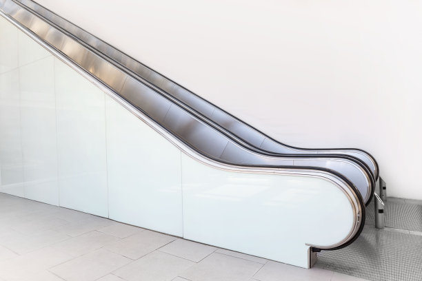 自动扶梯购物中心在广角没有人高基调的白色图片下载