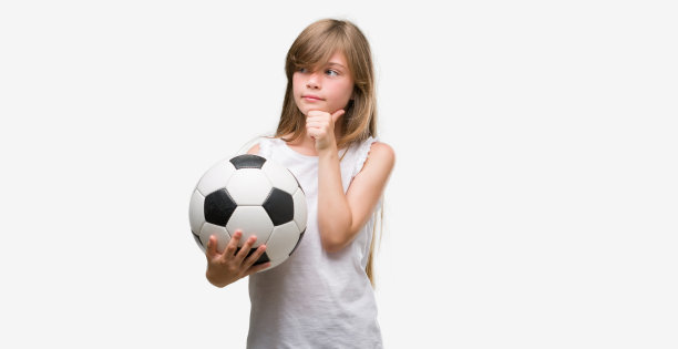金发小孩抱着足球严肃的脸思考问题，非常困惑的想法图片下载