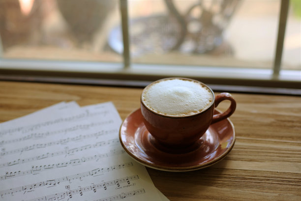 一边喝着美味的卡布奇诺，一边学习小提琴乐谱。图片下载