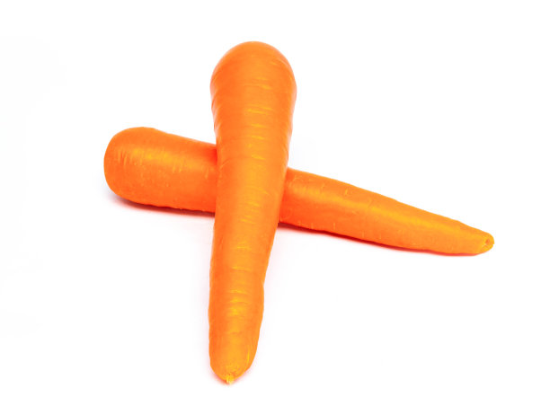 新鲜的胡萝卜，切成孤立的白色背景图片下载