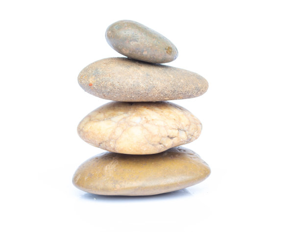 平衡卵石在白色背景上孤立的石头，水疗概念。图片下载